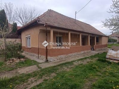 Eladó családi ház - 2244 Úri