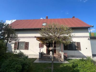 Eladó családi ház - 2747 Törtel
