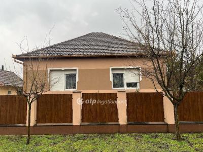 Eladó családi ház - 2768 Újszilvás
