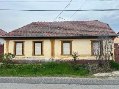 Eladó családi ház - 2700 Cegléd