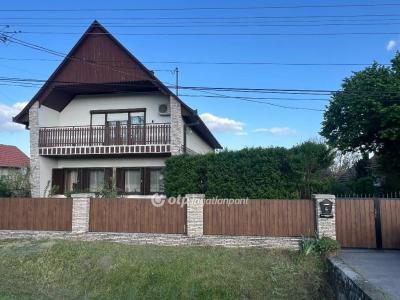 Eladó családi ház - 2747 Törtel