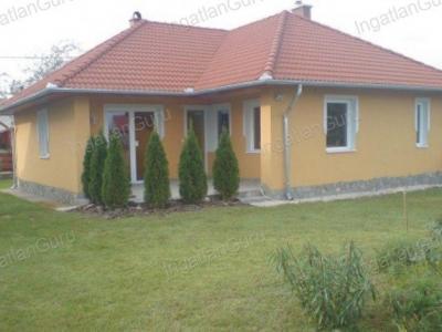 Eladó családi ház - 6034 Helvécia, Áruház utca