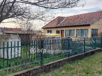 Eladó családi ház - 2481 Velence