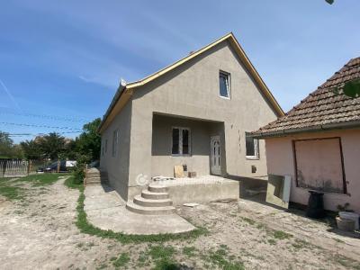 Eladó családi ház - 5052 Újszász