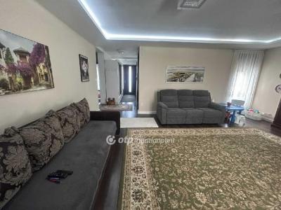 Eladó családi ház - 2173 Kartal