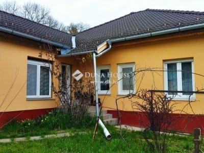 Eladó családi ház - 2242 