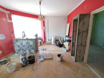 Eladó lakás - 7300 Komló, Zrínyi tér