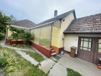 Eladó családi ház - 2252 Tóalmás, Fő út
