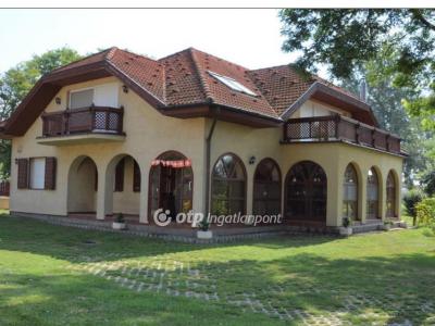 Eladó családi ház - 2200 Monor