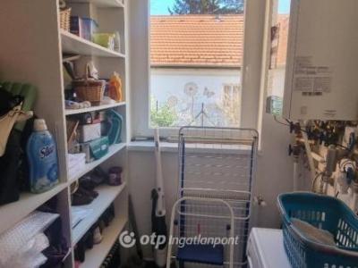 Eladó családi ház - 2096 Üröm