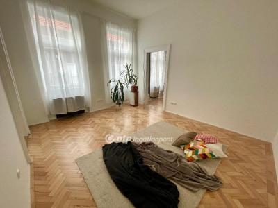 Eladó lakás - 1081 Budapest, VIII. kerület , Csokonai utca