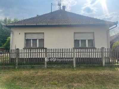 Eladó családi ház - 2768 Újszilvás, Dobó István utca
